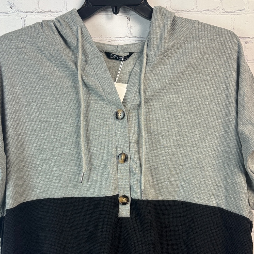 BloomChic Gray and Black Short Sleeve Hooded Waffle Top Plus Size 2X - Picture 5 of 7